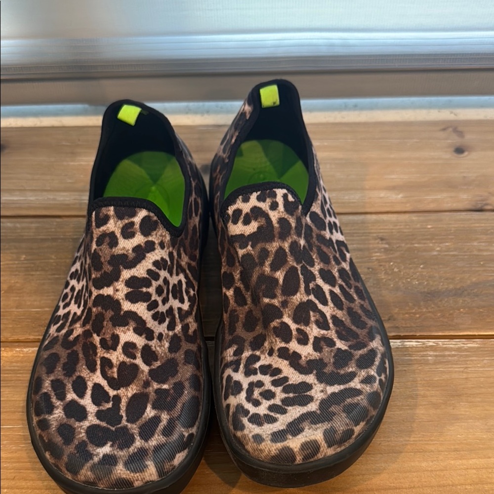 OOFOS Oomg Eezee Women's Leopard Print Loafers